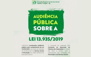 Card em tons verde traz chamada para cobertura de audiência pública que debateu a Lei 13.935/2019